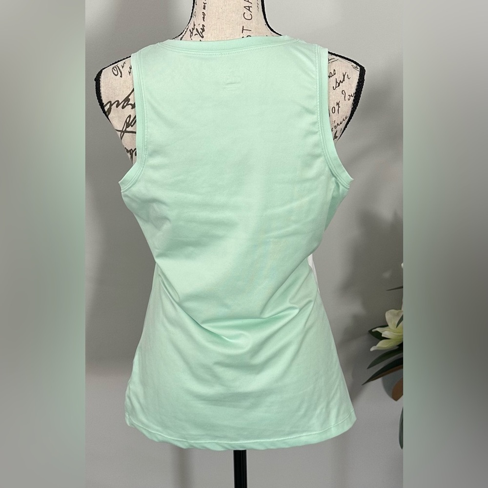 ALO Yoga Green Fitted Tank Top 💚🤍 - Picture 4 of 13